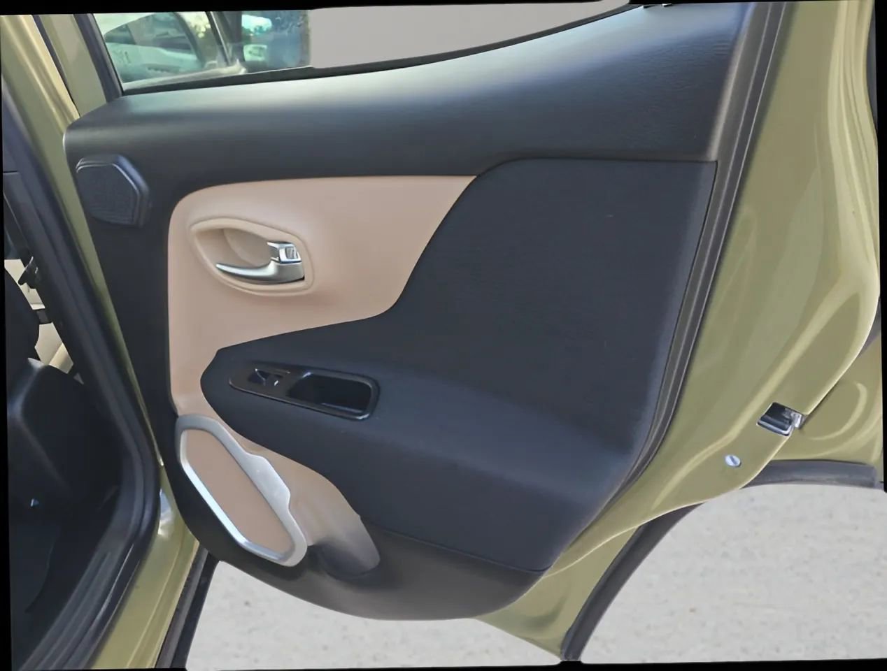 Used 2015 Jeep Renegade Latitude w/ Popular Equipment Group image 17