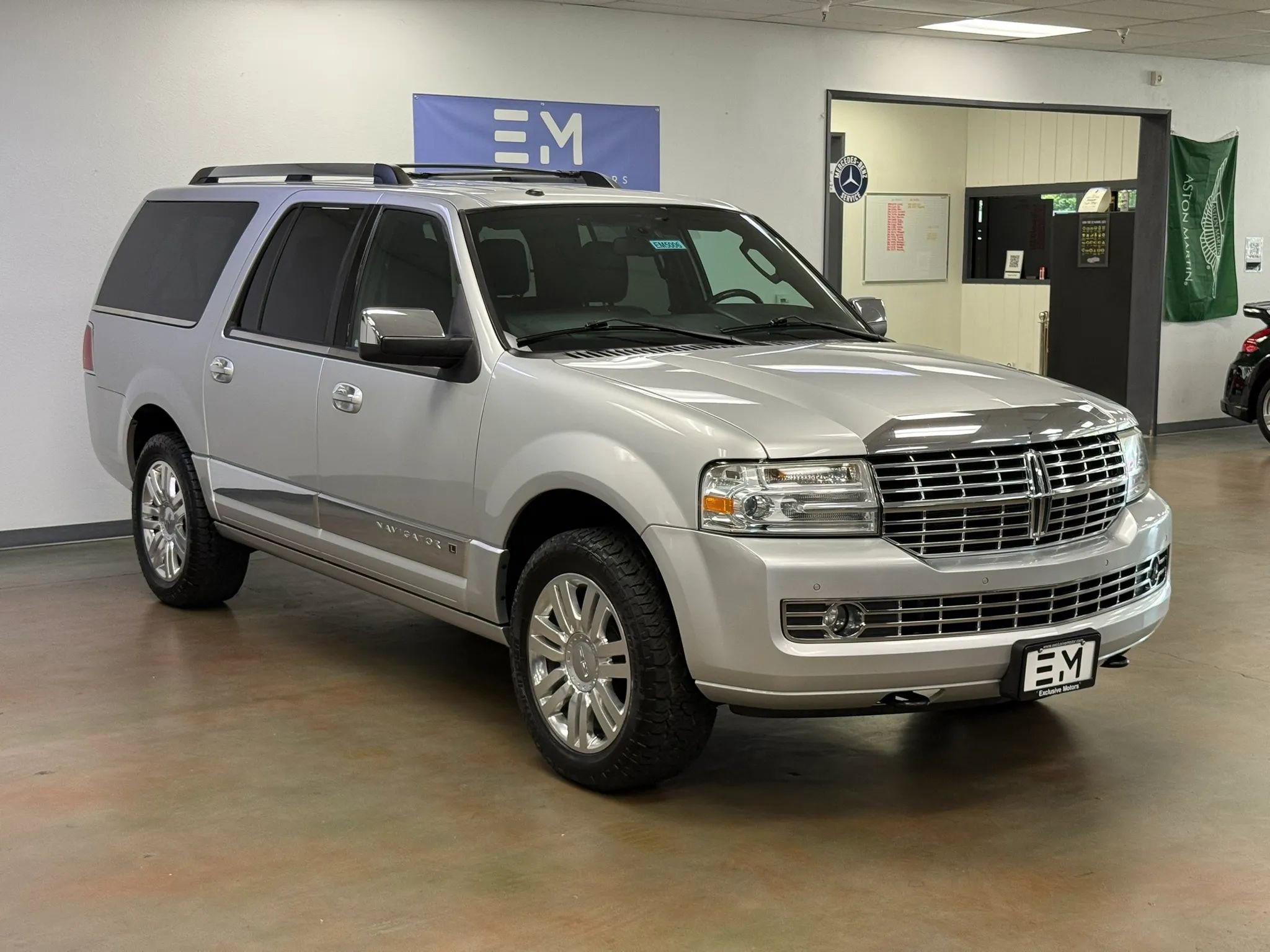 Used 2012 Lincoln Navigator L 4WD image 2
