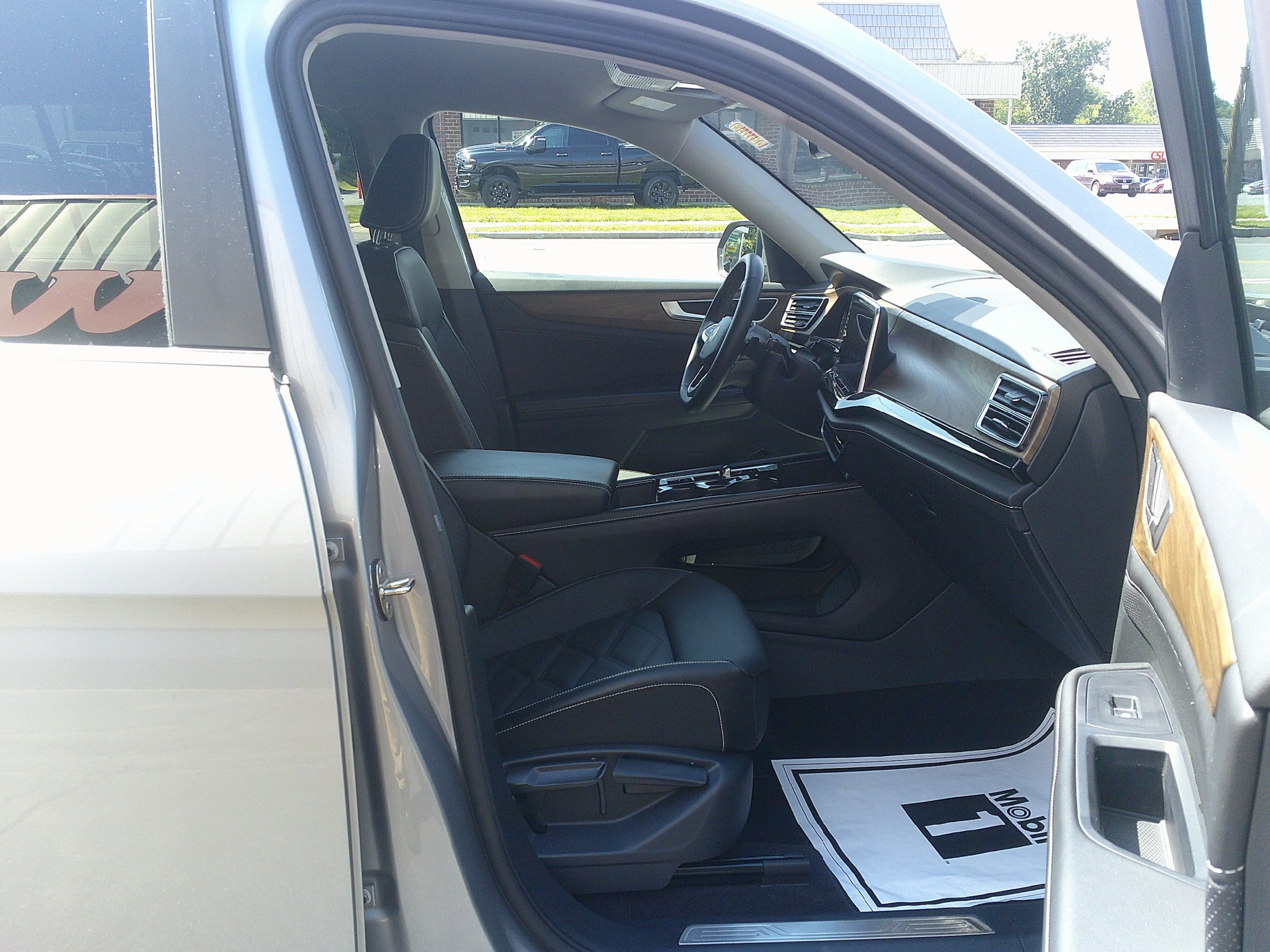 Used 2025 Volkswagen Atlas SE AWD/4WD image 30