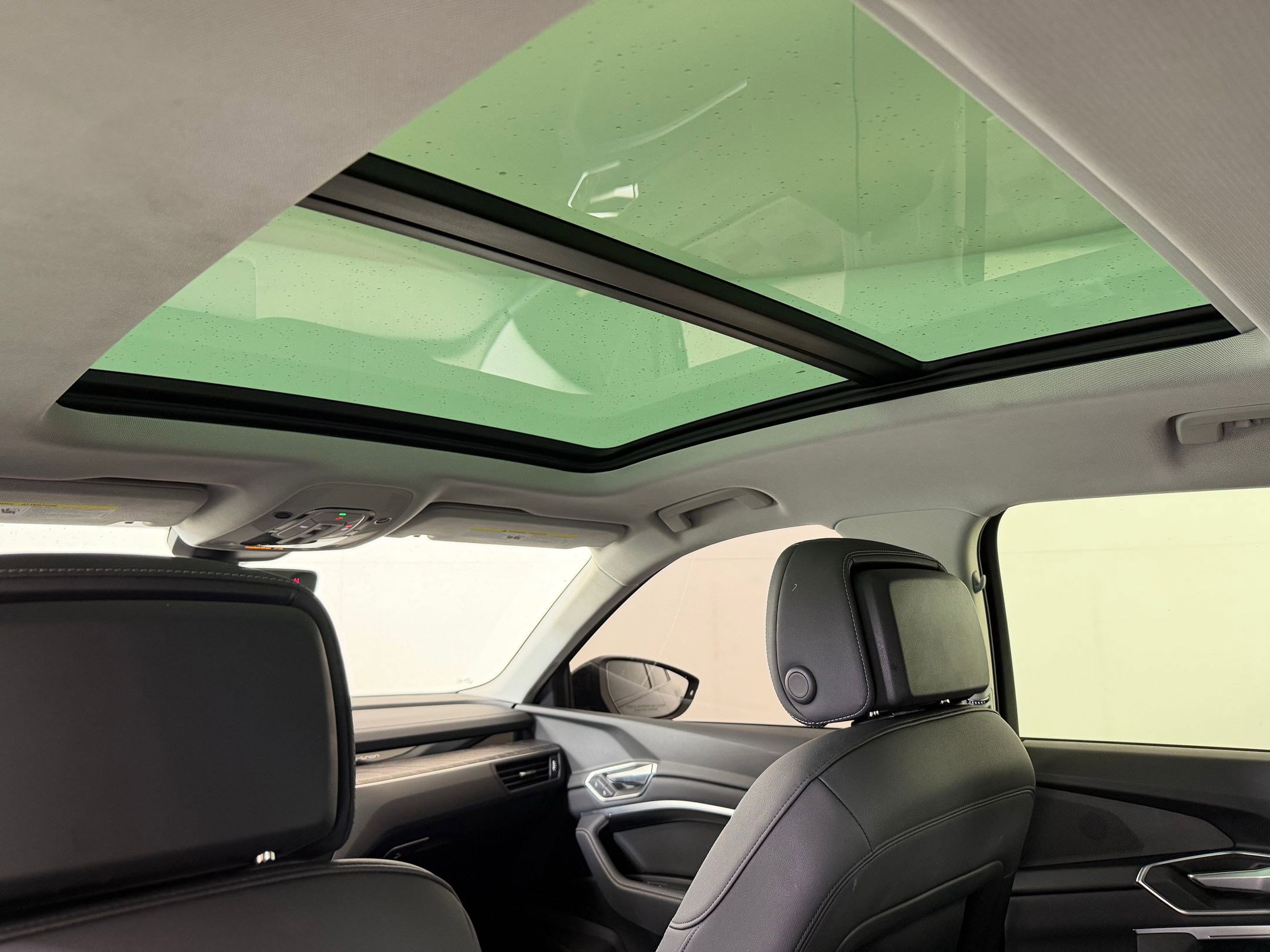 Used 2022 Audi e-tron Premium w/ Convenience Plus Package image 14