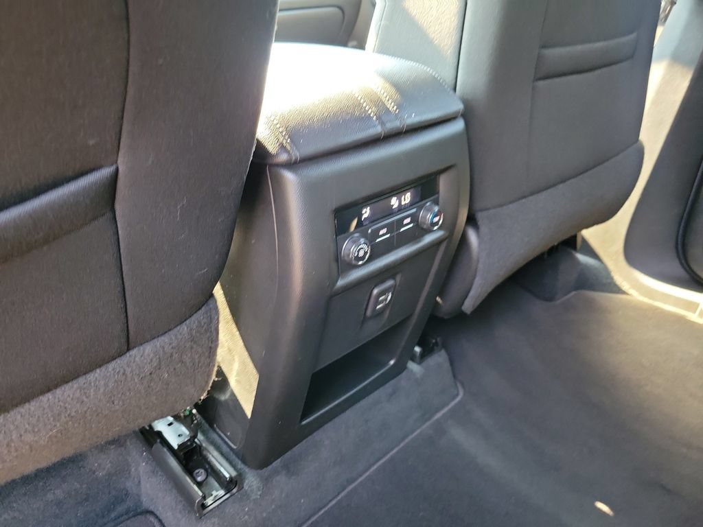 Used 2022 Chevrolet Traverse LT FWD image 14