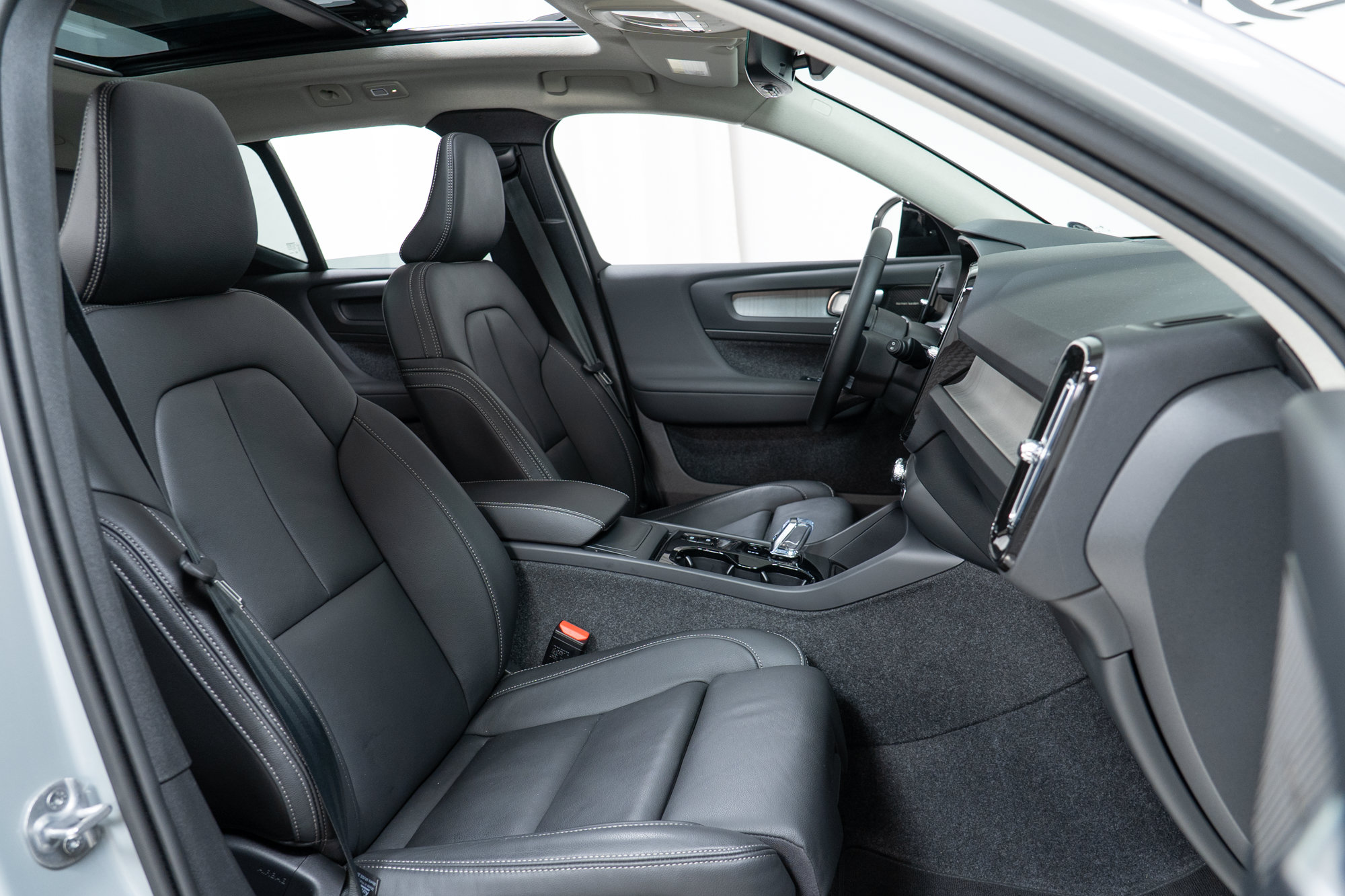 Certified 2025 Volvo XC40 B5 Plus AWD/4WD image 22