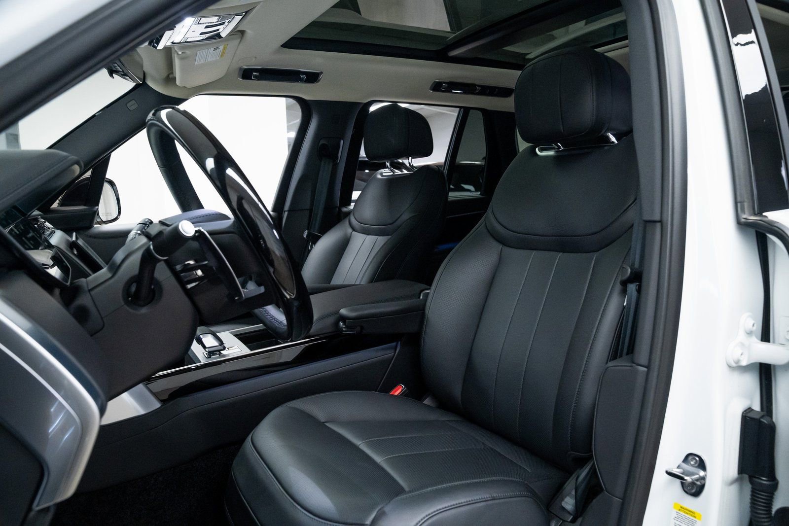 Used 2025 Land Rover Range Rover SE image 17