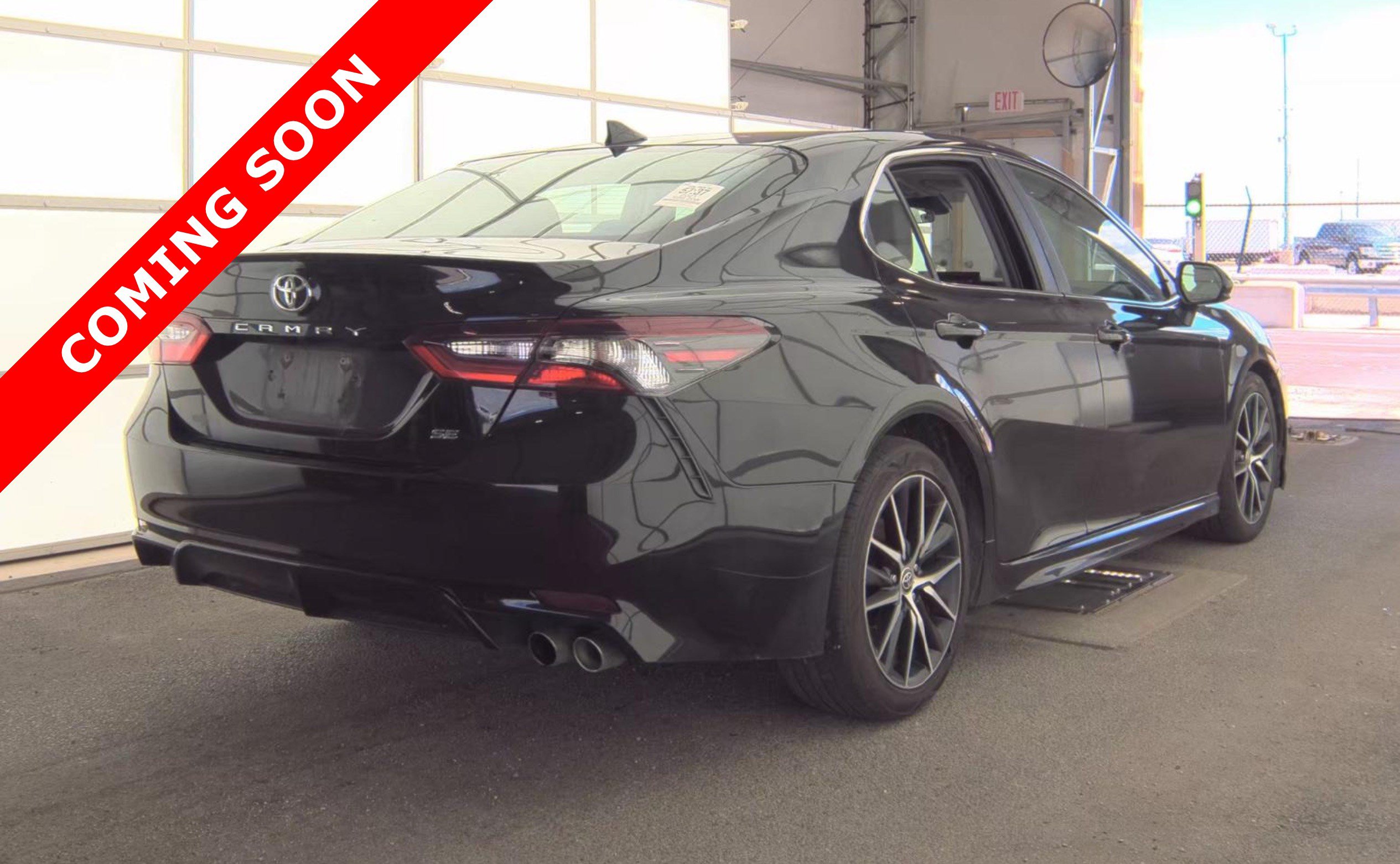 Used 2021 Toyota Camry SE FWD image 3