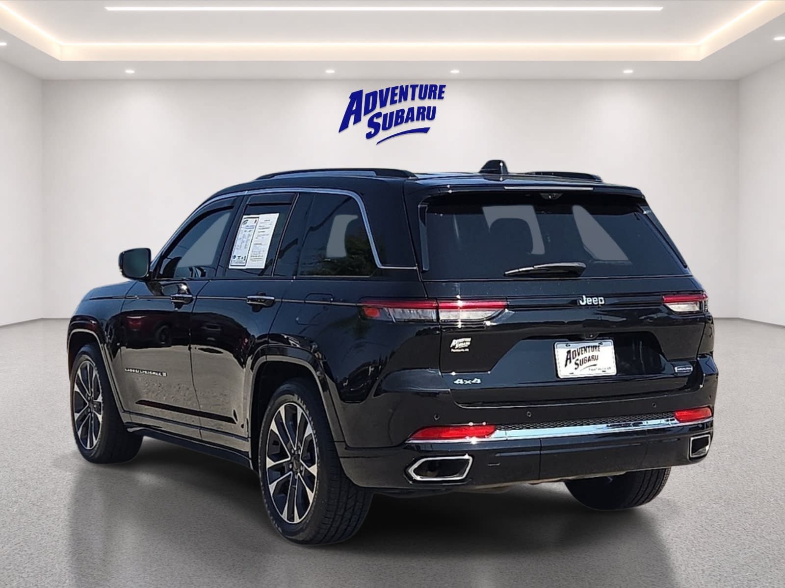 Used 2023 Jeep Grand Cherokee Overland w/ Luxury Tech Group IV AWD/4WD image 5