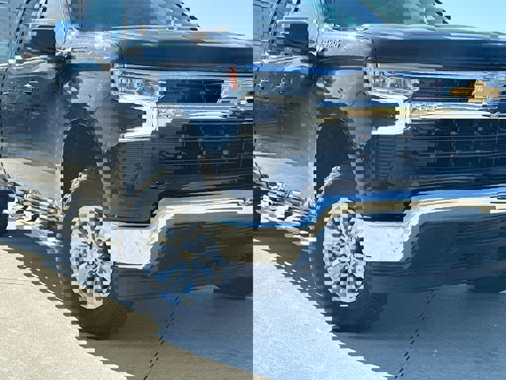 Used 2025 Chevrolet Silverado 1500 LT w/ Leather Package RWD image 9