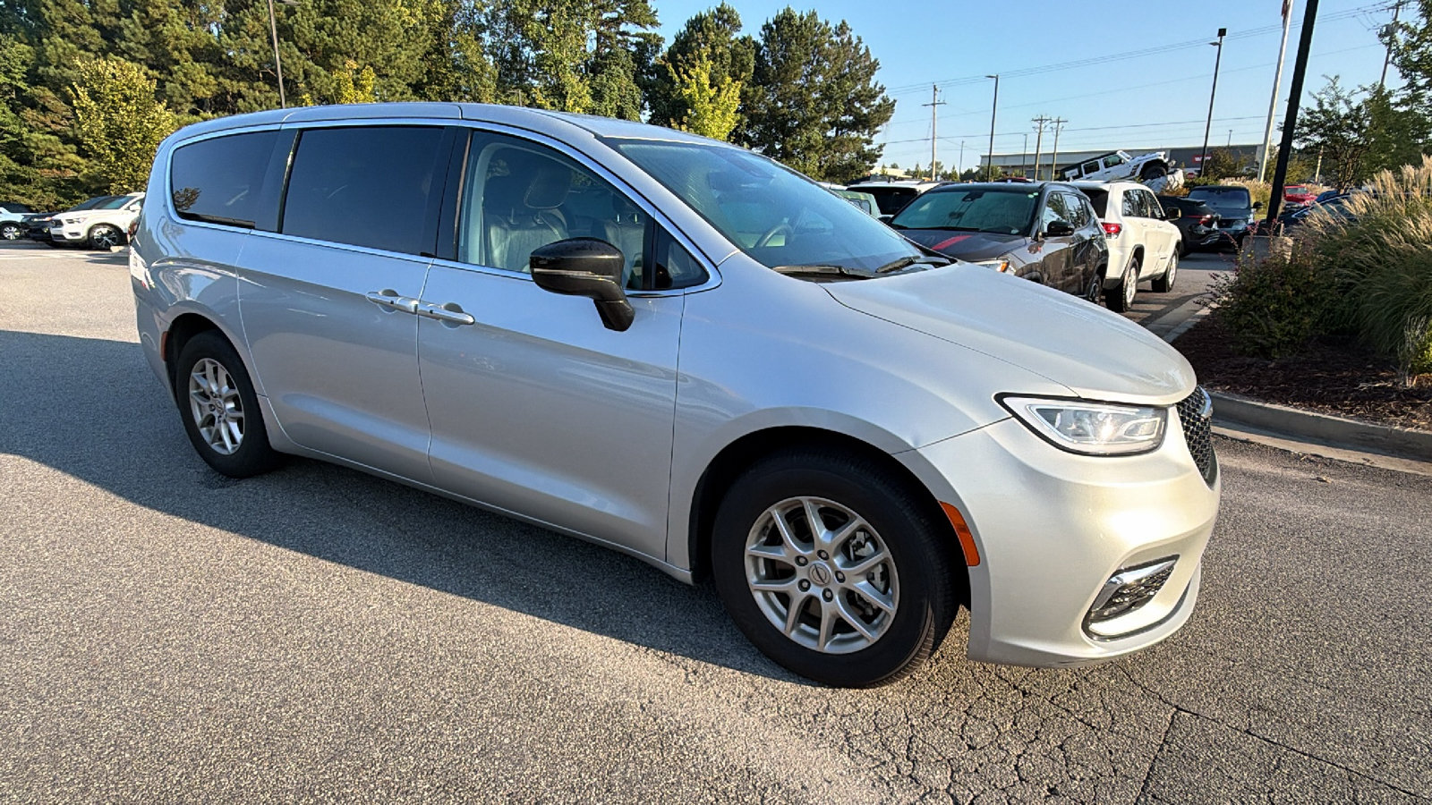Used 2024 Chrysler Pacifica Touring-L FWD image 5