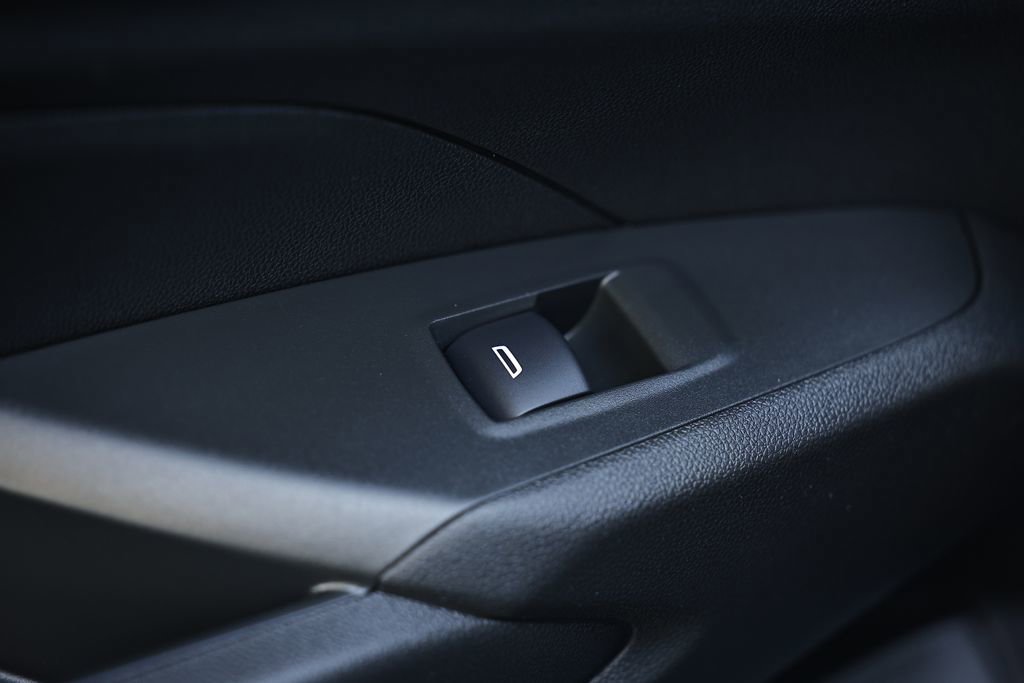 Used 2025 Chevrolet Trax RS w/ Sunroof Package FWD image 23