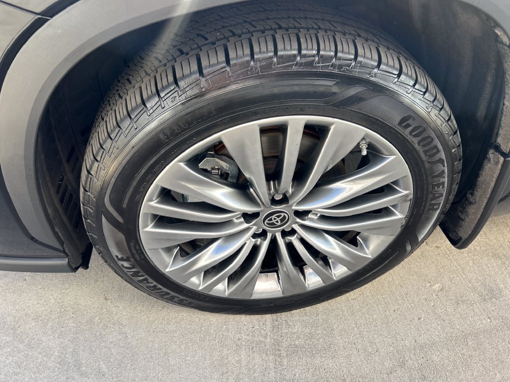 Certified 2022 Toyota Highlander Platinum AWD/4WD image 16