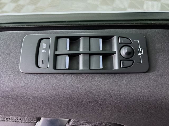 Used 2024 Land Rover Discovery Sport S image 20
