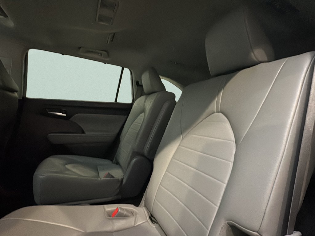 Used 2022 Toyota Highlander XLE AWD/4WD image 14