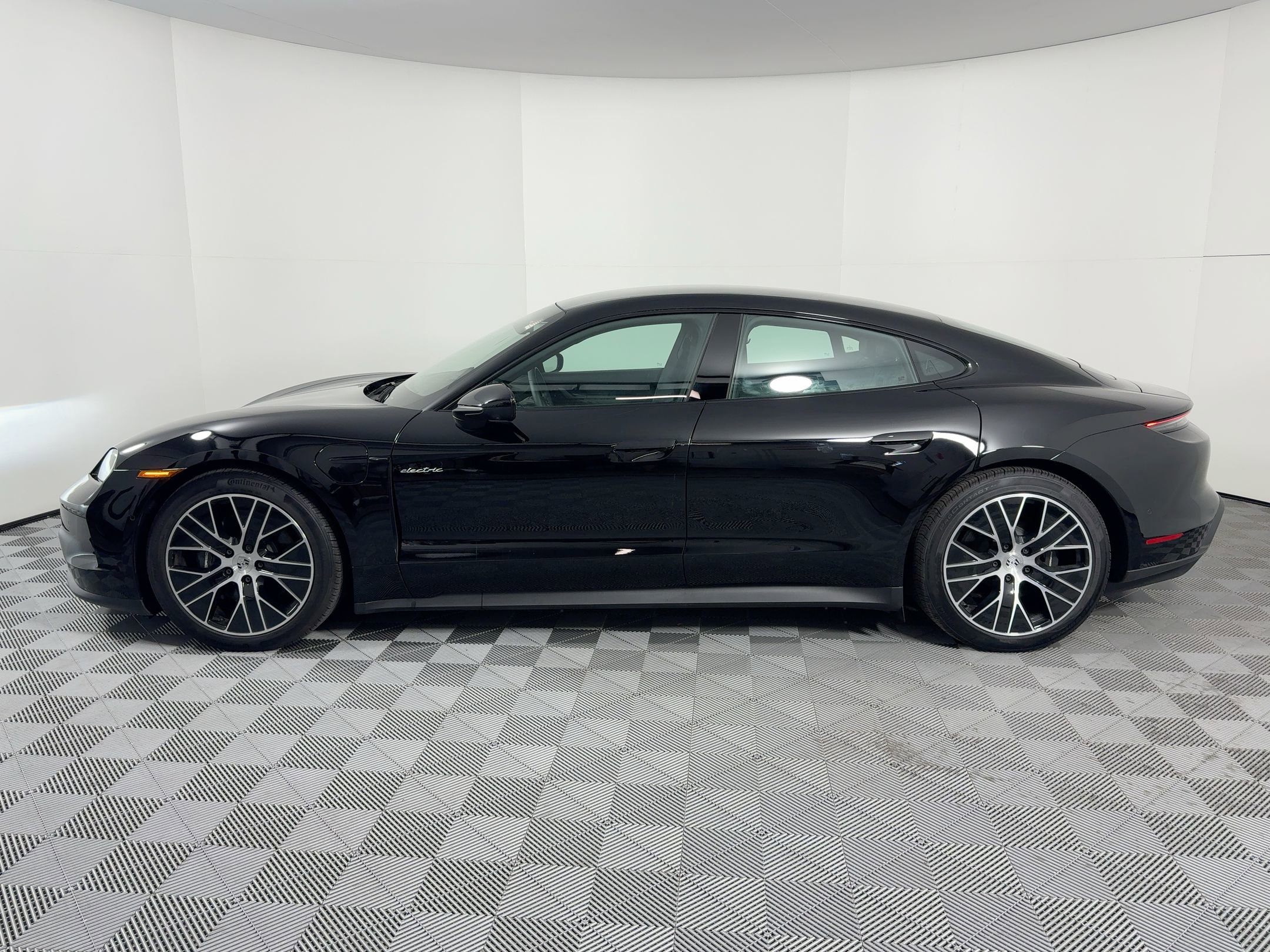 Used 2025 Porsche Taycan RWD image 2