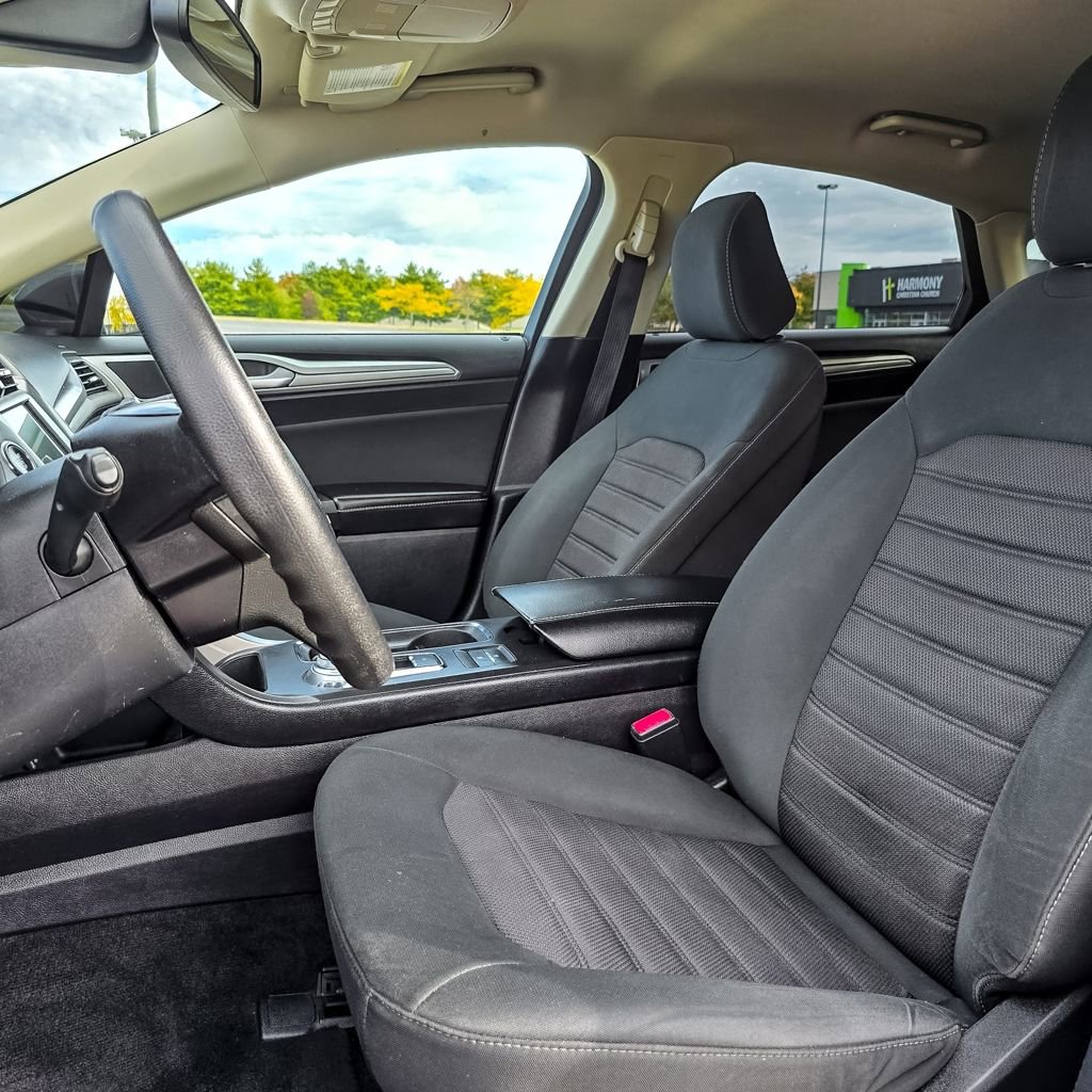 Used 2020 Ford Fusion SE FWD image 16