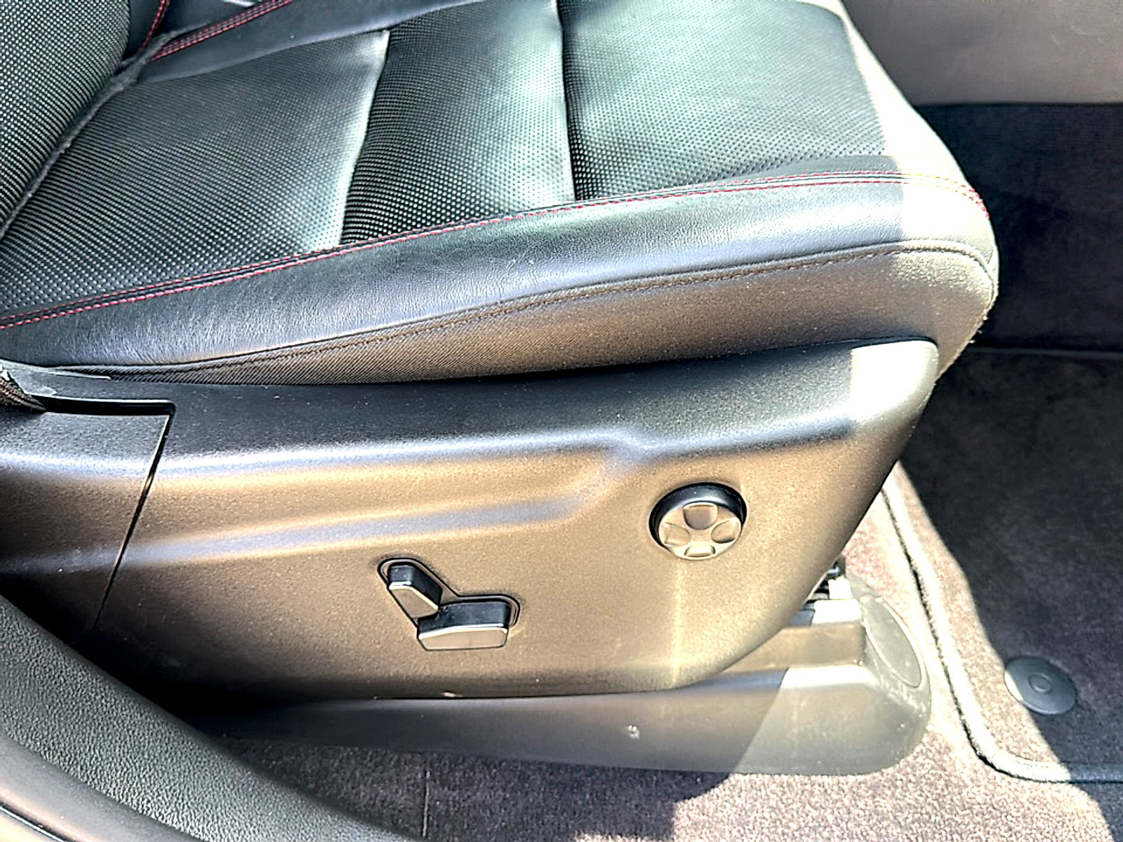 Used 2018 Dodge Durango R/T w/ Blacktop Package RWD image 29