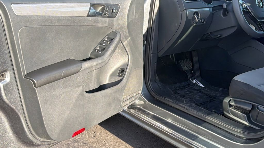 Used 2017 Volkswagen Jetta S image 23