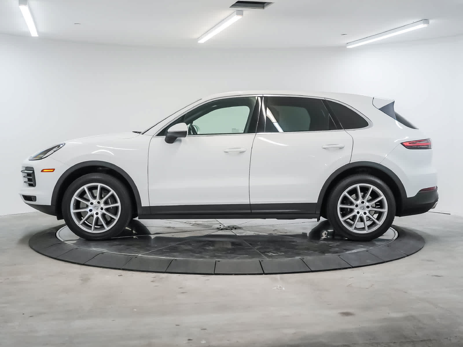 Certified 2023 Porsche Cayenne AWD/4WD image 2