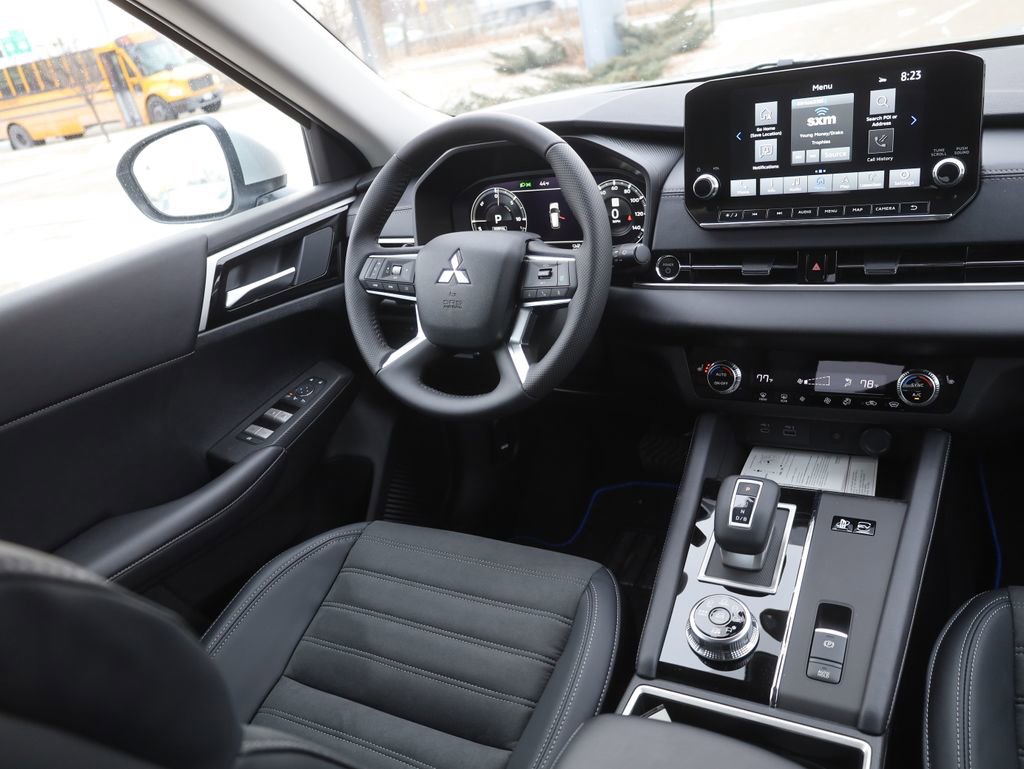 New 2025 Mitsubishi Outlander SE image 18