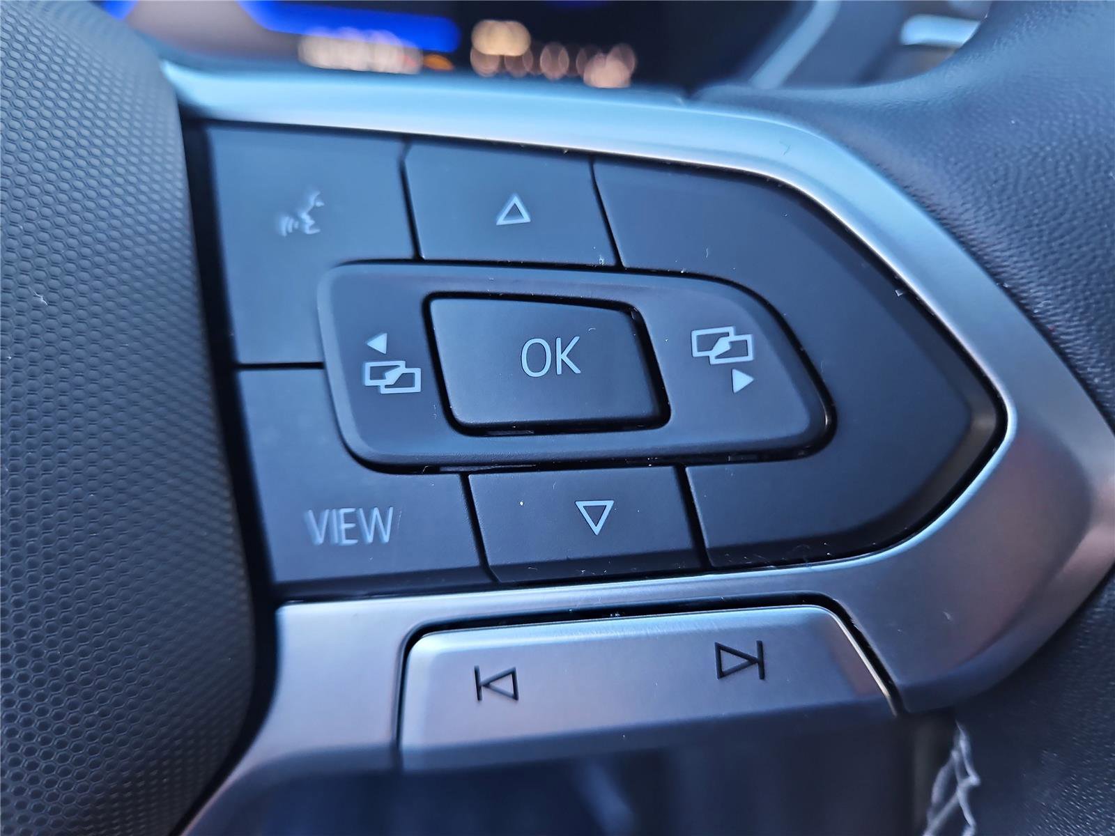 Used 2022 Volkswagen Tiguan SE w/ Panoramic Sunroof Package image 17