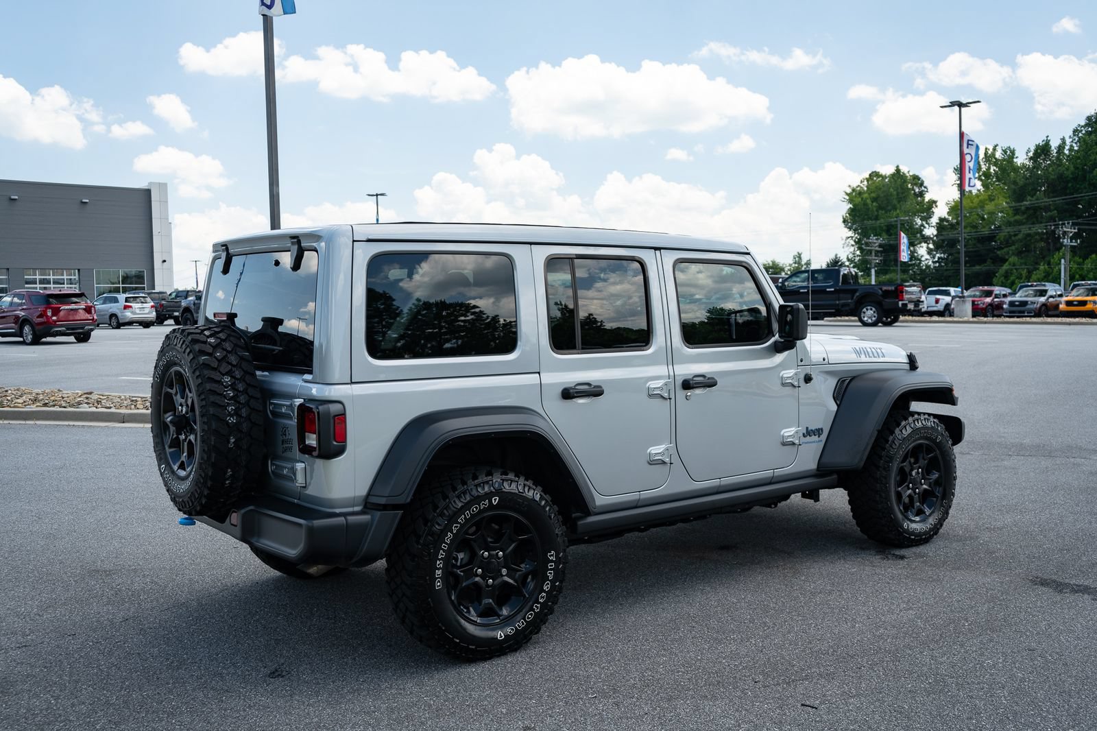 Used 2023 Jeep Wrangler Unlimited w/ Sun & Screen Package AWD/4WD image 10