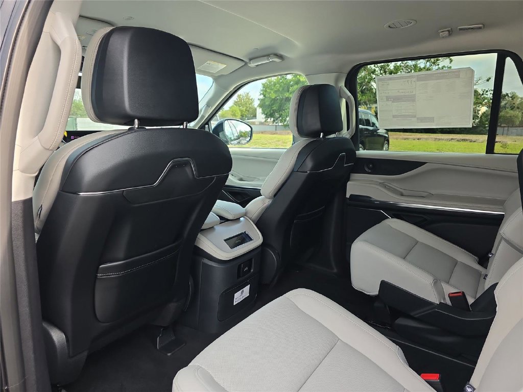 New 2026 Lincoln Navigator Premiere AWD/4WD image 13