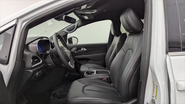 Used 2026 Chrysler Pacifica Select image 14