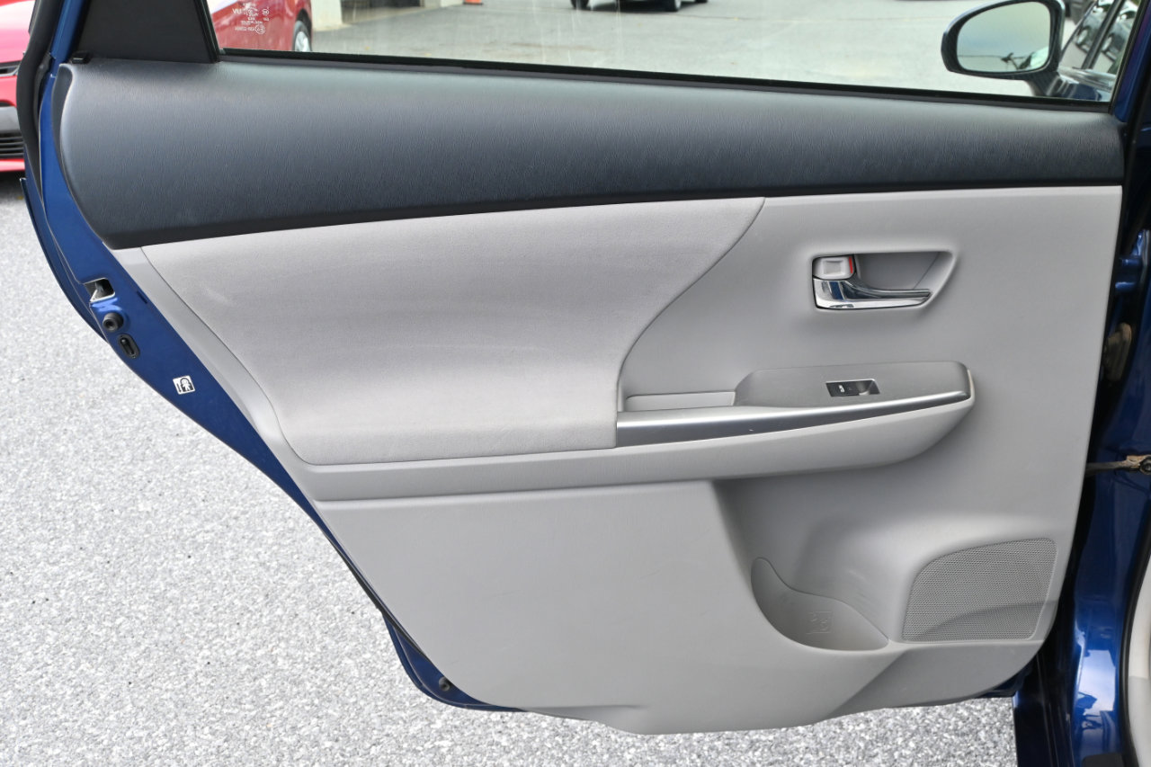 Used 2017 Toyota Prius V Three image 16