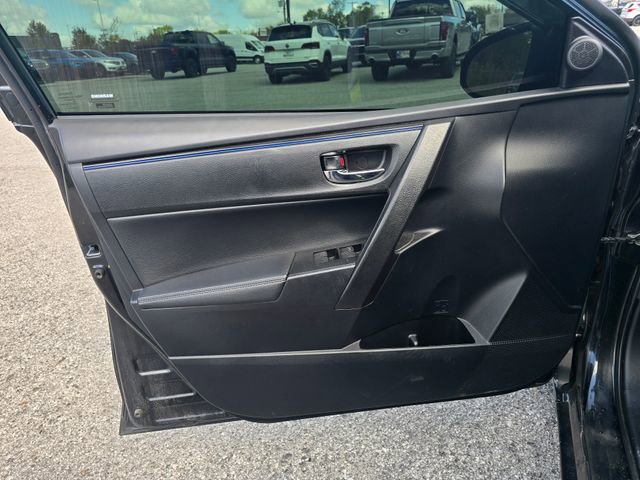 Used 2017 Toyota Corolla SE w/ SE Premium Package FWD image 9