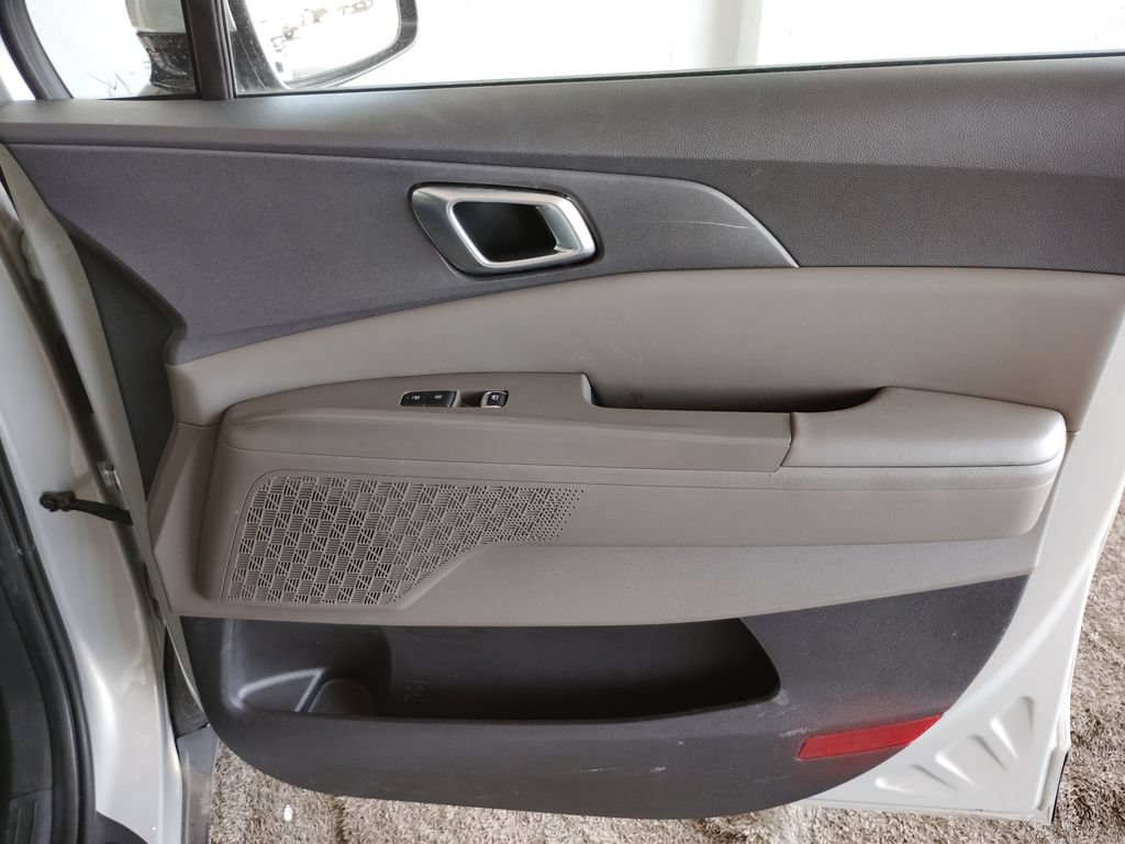 Used 2025 Kia Carnival EX FWD image 11