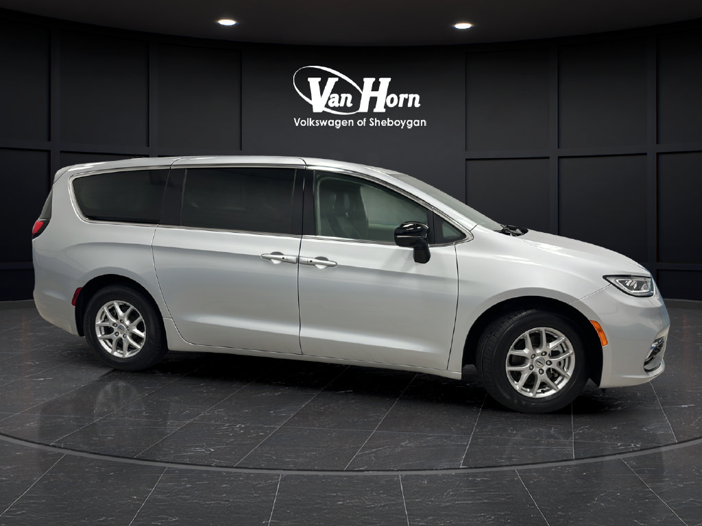 Used 2024 Chrysler Pacifica Touring-L FWD image 8