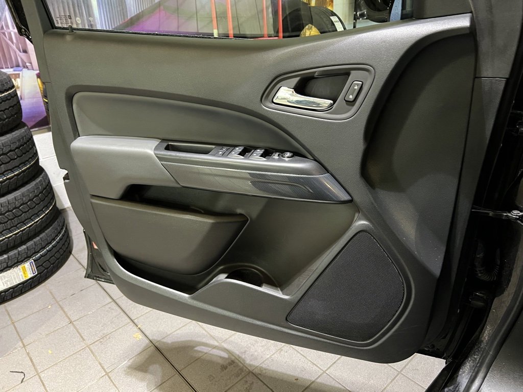 Used 2022 Chevrolet Colorado Z71 w/ Z71 Midnight Edition image 11