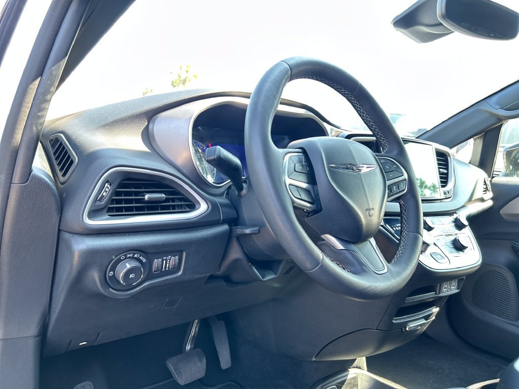 Used 2025 Chrysler Pacifica Select FWD image 10