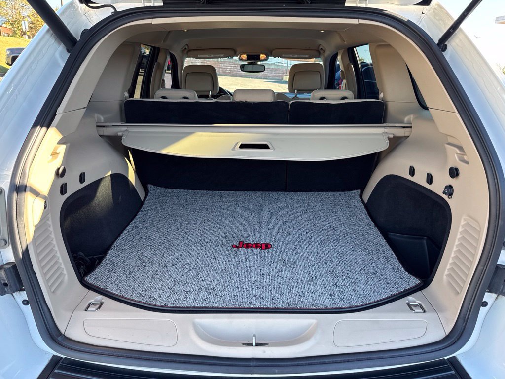 Used 2019 Jeep Grand Cherokee Laredo w/ Security & Convenience Group RWD image 28