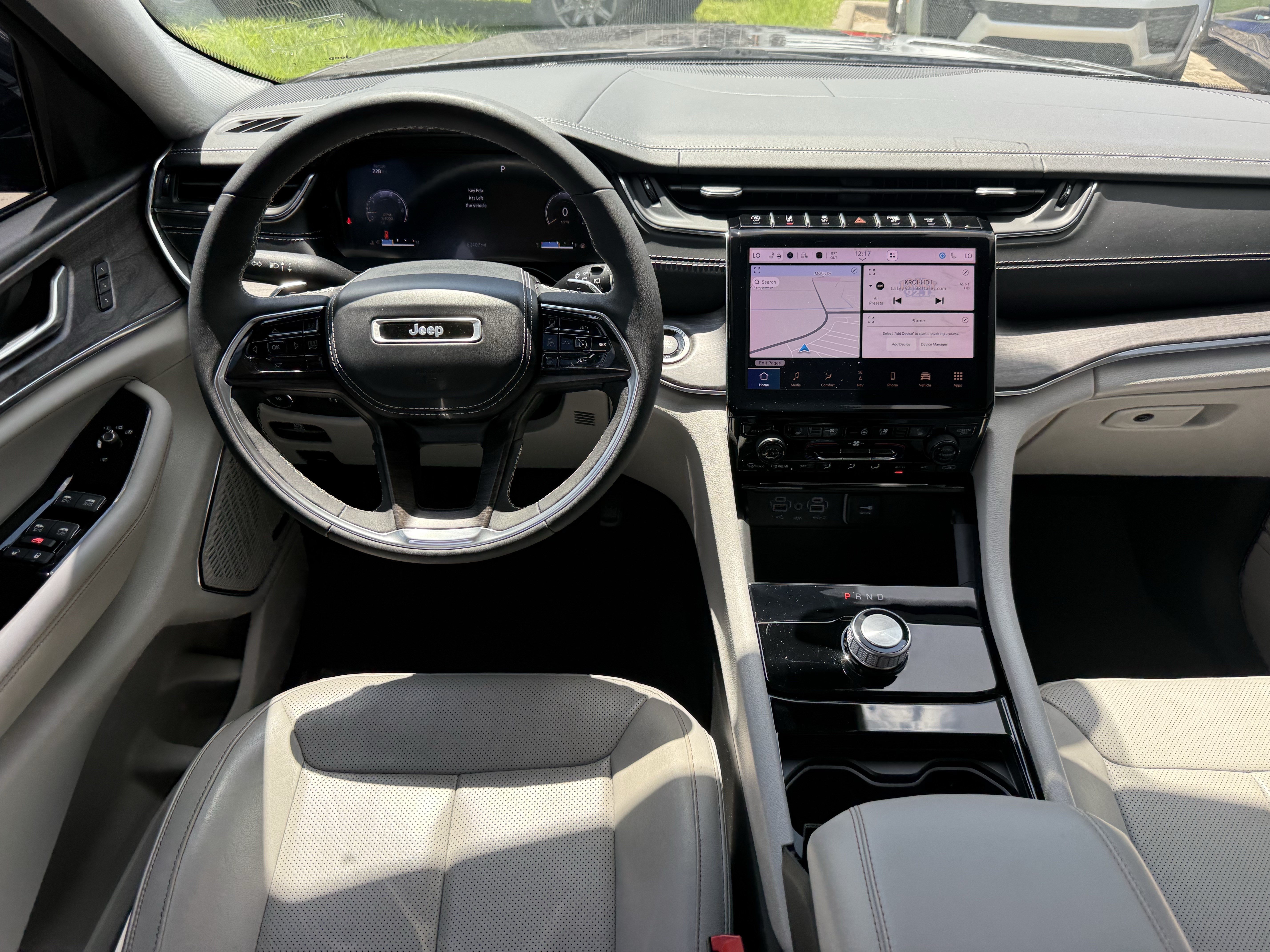 Used 2023 Jeep Grand Cherokee Overland RWD image 14