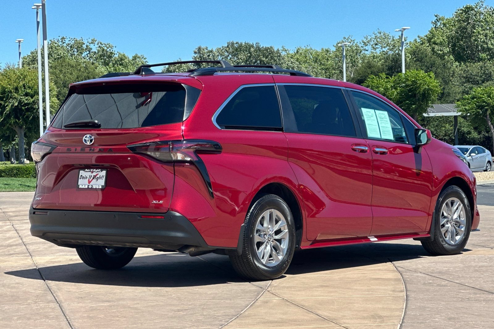 Used 2025 Toyota Sienna XLE FWD image 4