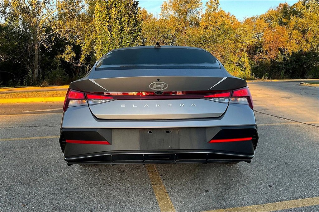 Used 2025 Hyundai Elantra SE image 5