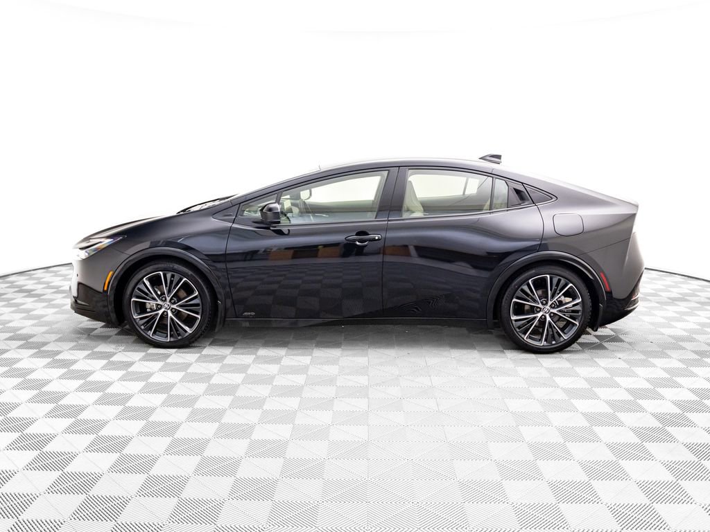 Used 2024 Toyota Prius XLE image 2