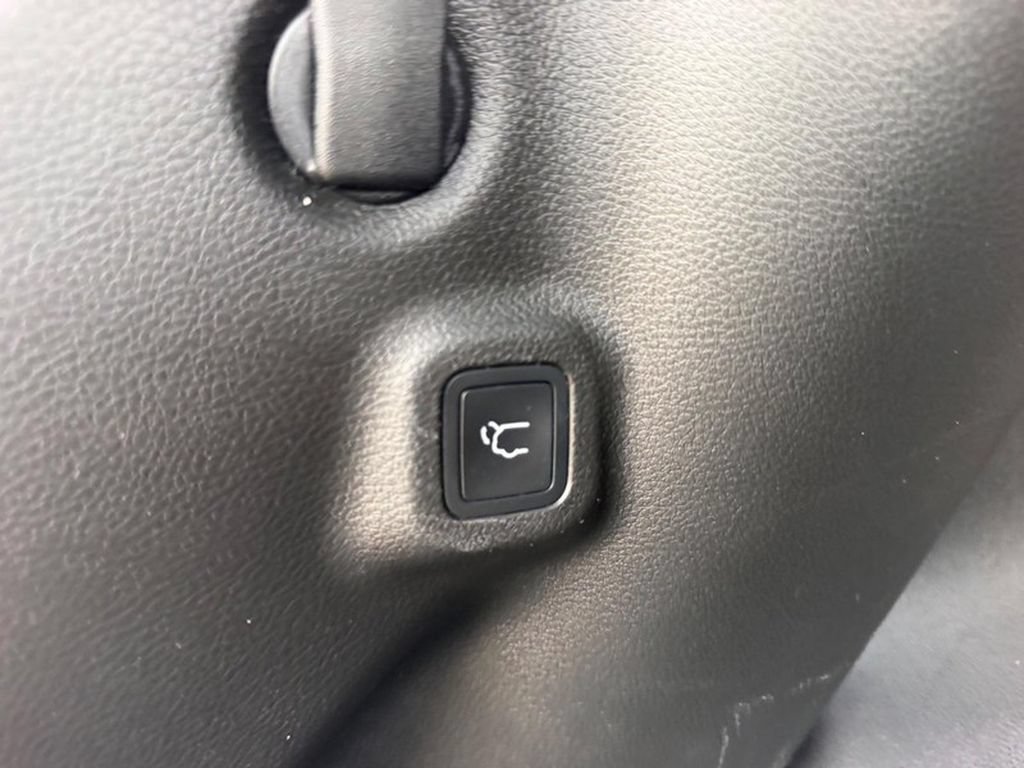 Used 2023 Jeep Compass Latitude w/ Convenience Group AWD/4WD image 5