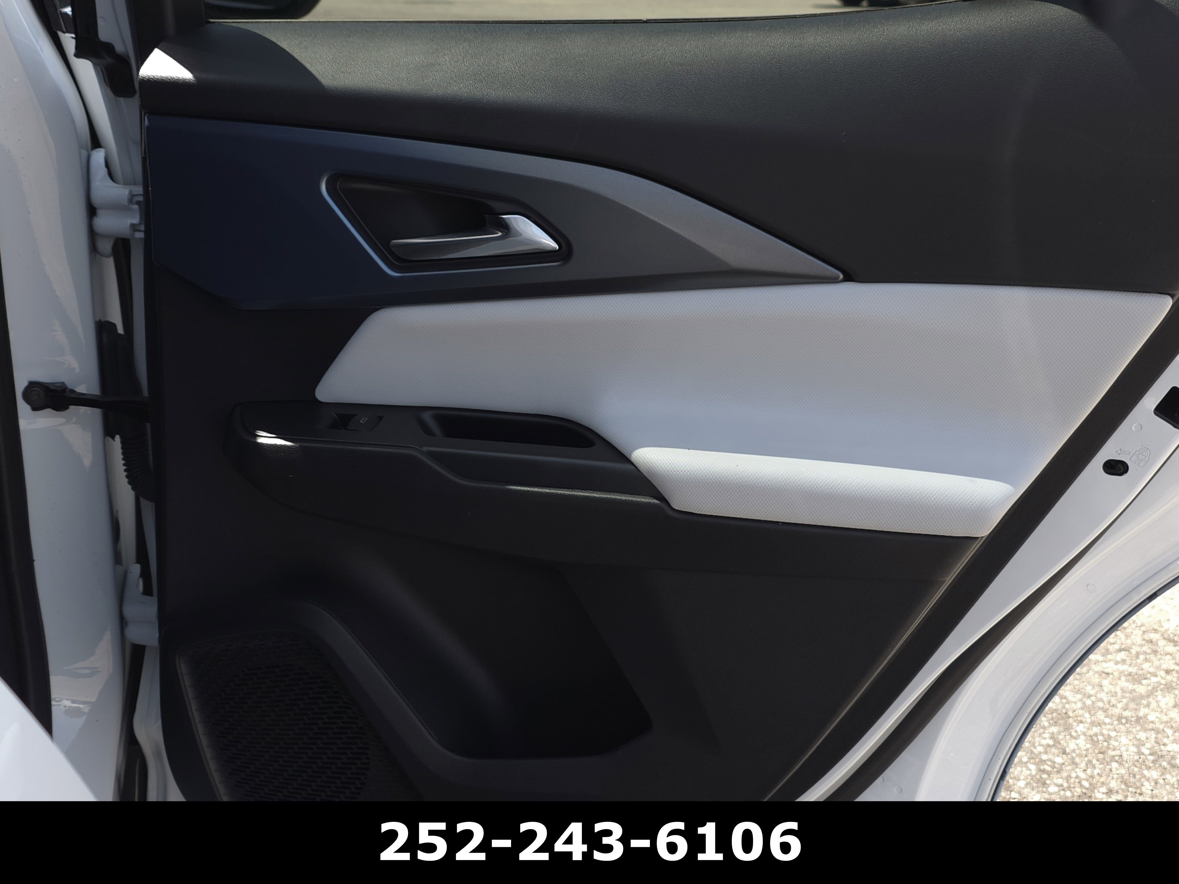 Used 2025 Chevrolet Equinox EV LT FWD image 38