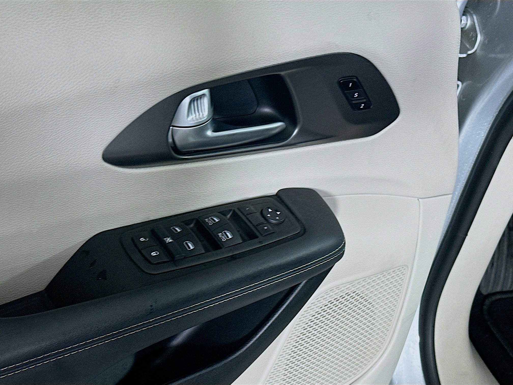 Used 2024 Chrysler Pacifica Touring-L image 15