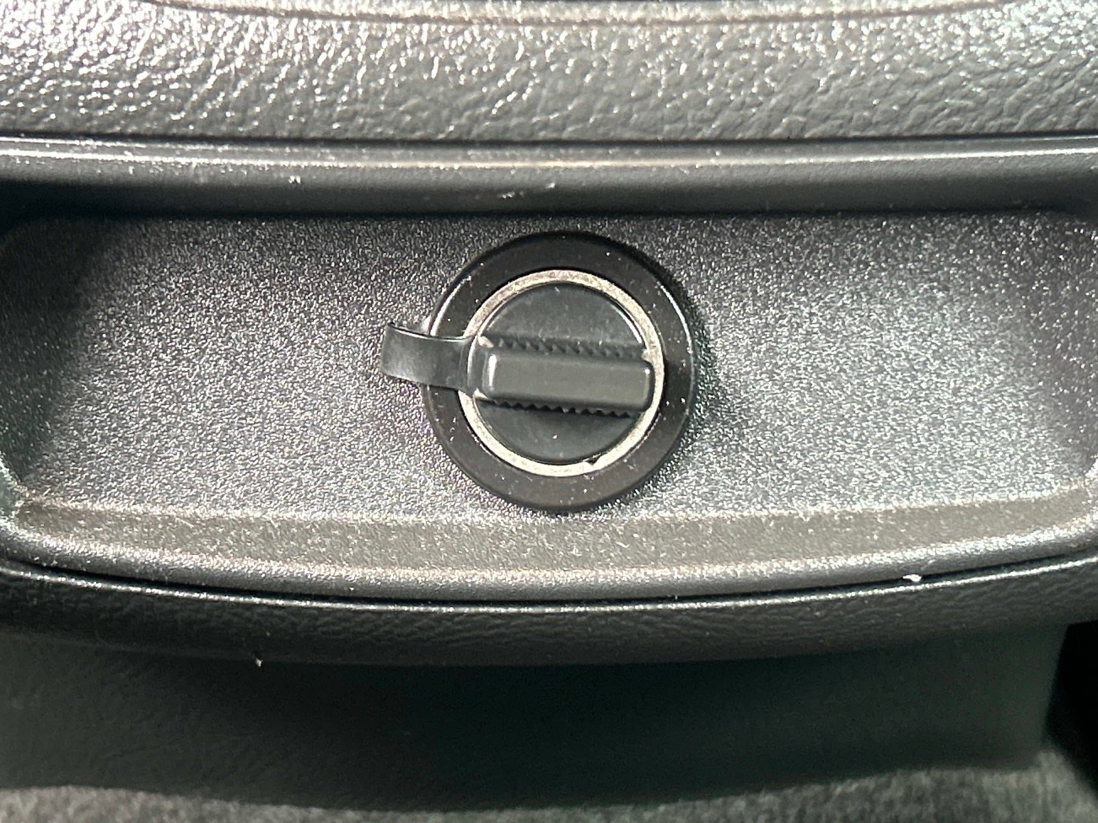 Used 2015 Ford Taurus SEL w/ Equipment Group 201A FWD image 17