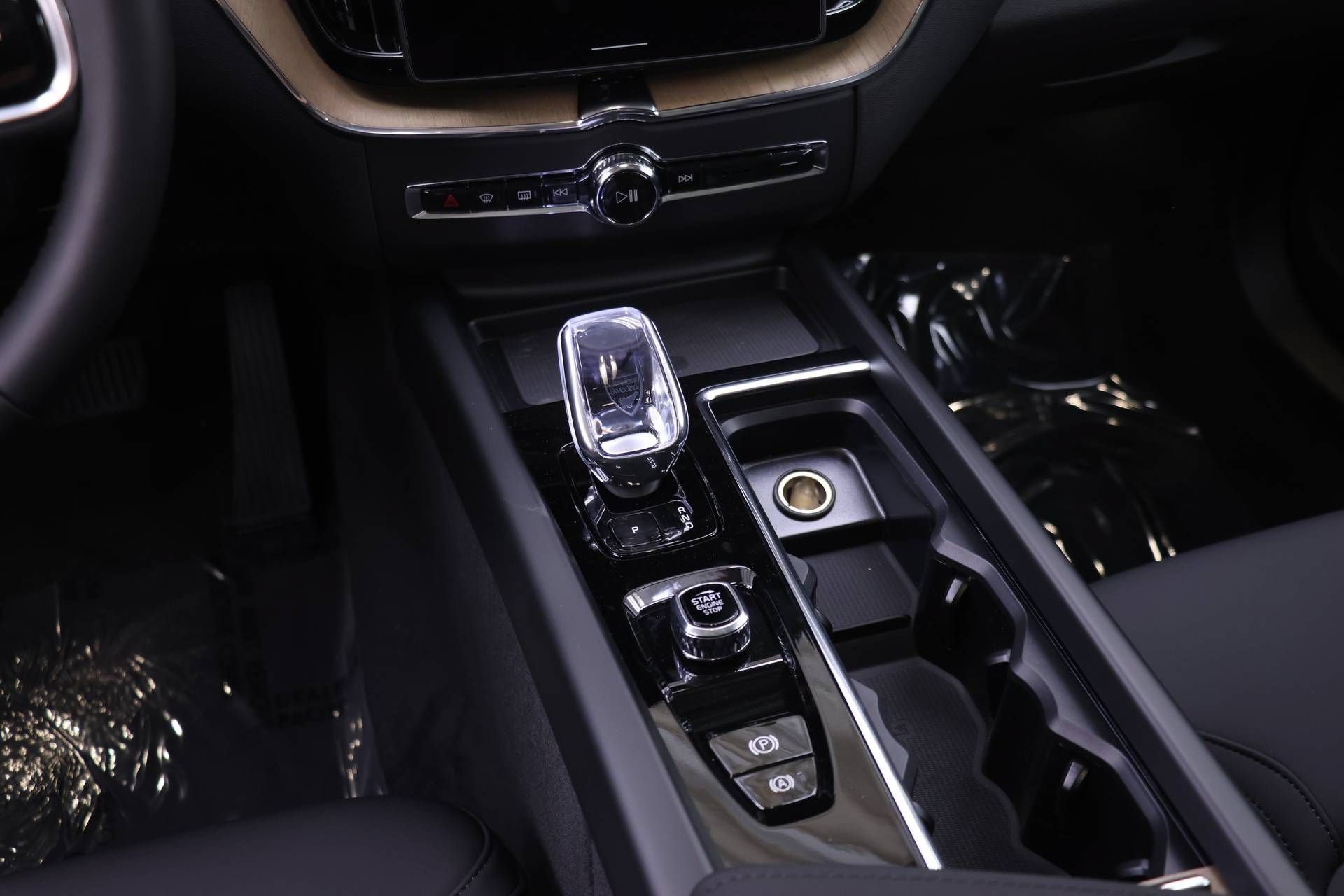 New 2026 Volvo XC60 T8 Plus w/ Protection Package Premier AWD/4WD image 14