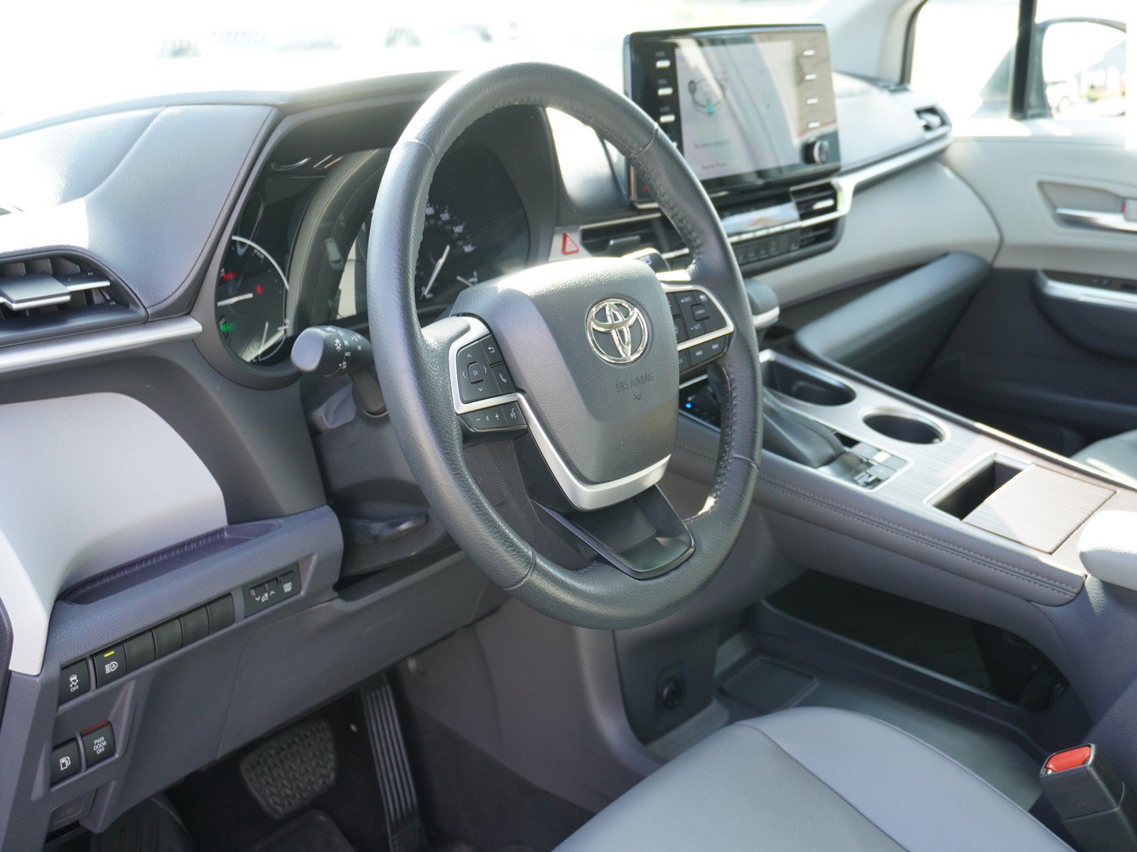 Used 2023 Toyota Sienna XLE image 24