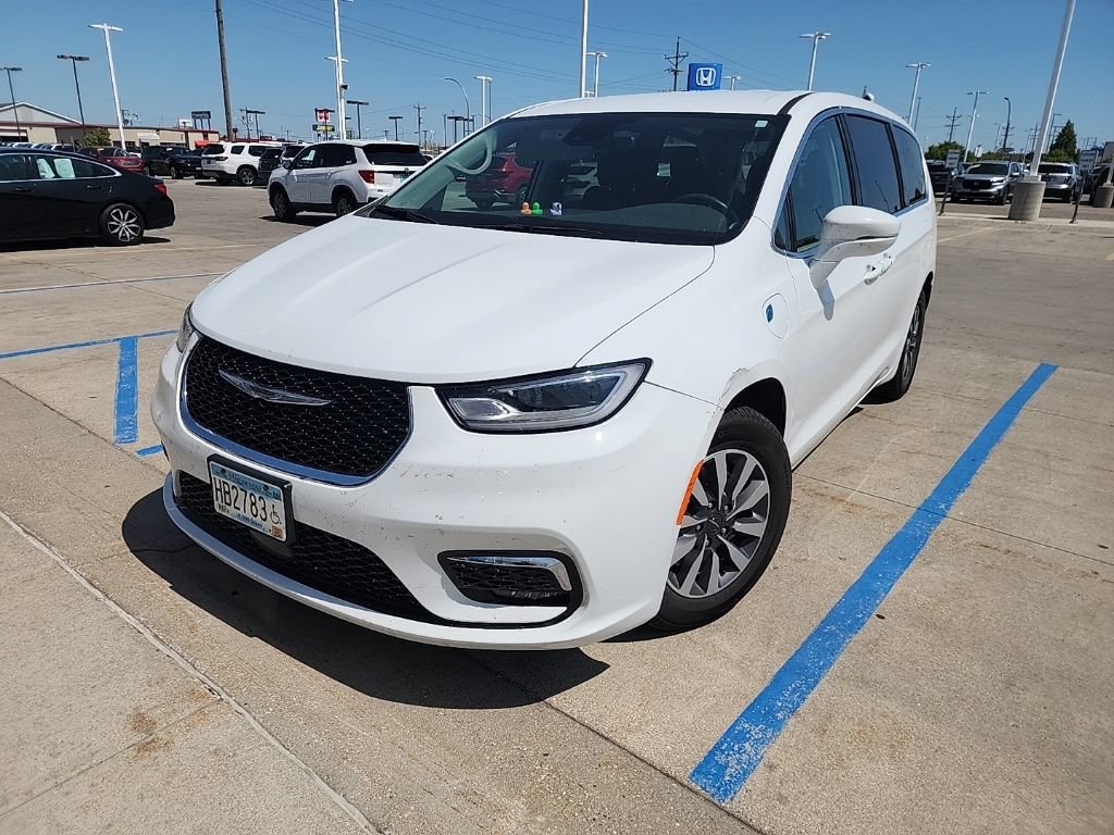Used 2022 Chrysler Pacifica Touring-L FWD image 3