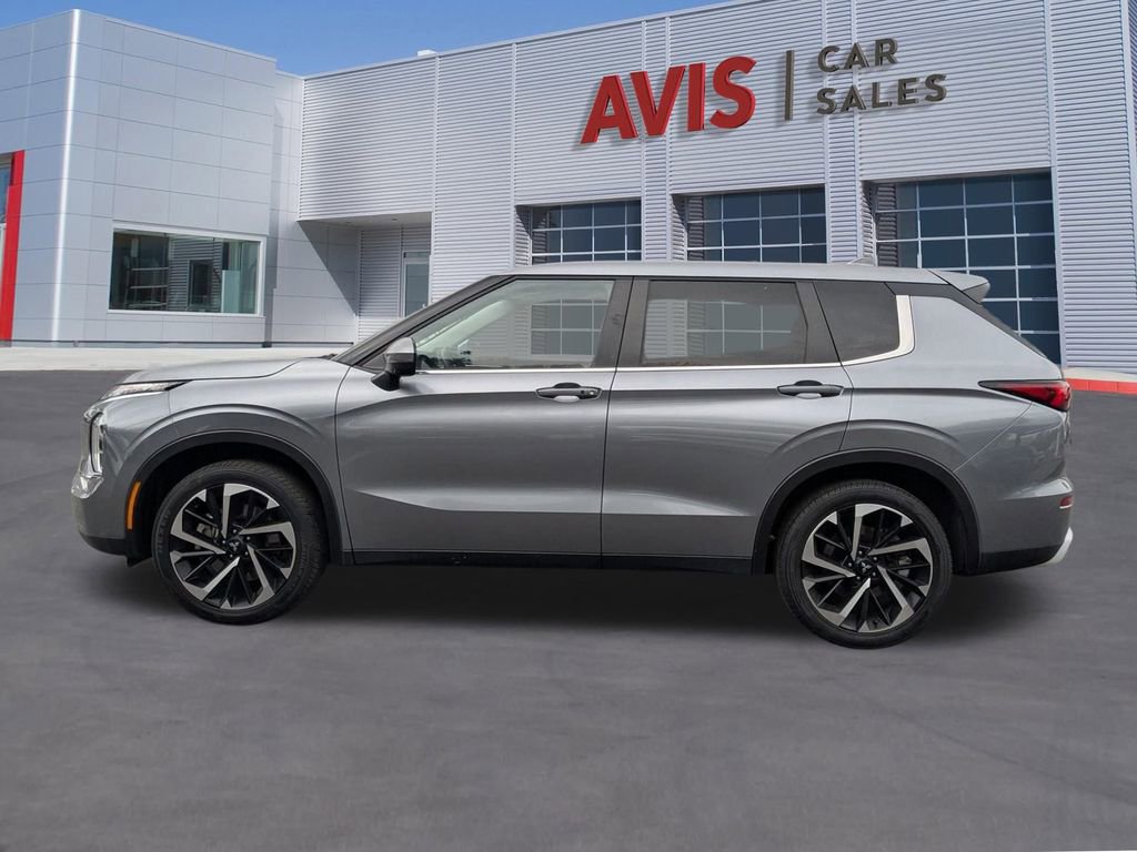 Used 2024 Mitsubishi Outlander SE image 2