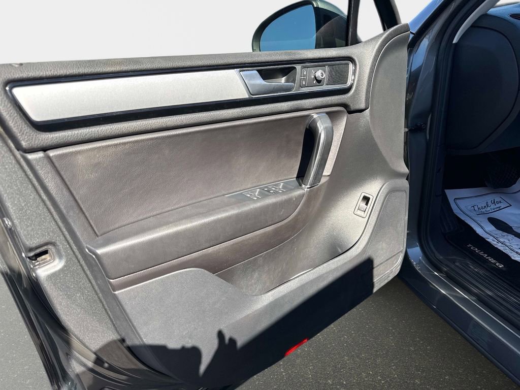 Used 2016 Volkswagen Touareg Sport image 17