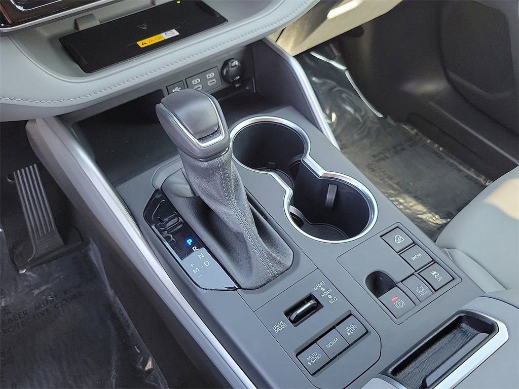 Used 2024 Toyota Highlander XLE AWD/4WD image 11