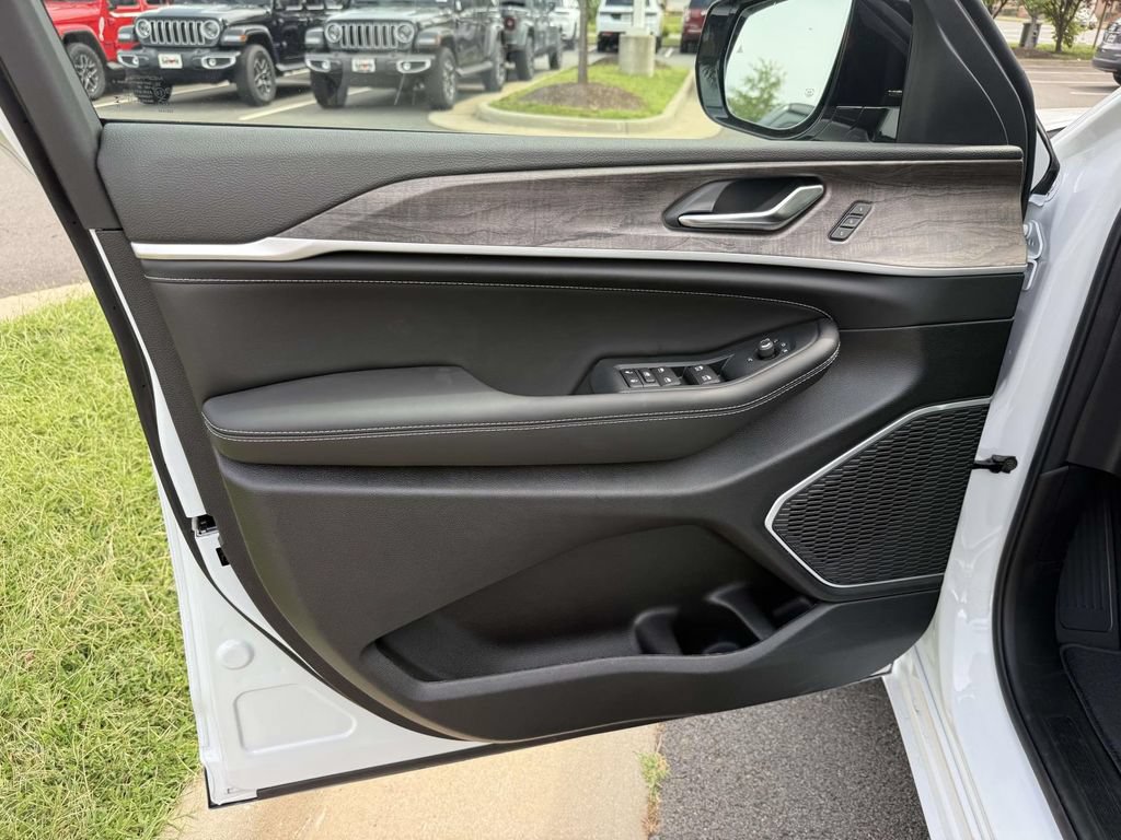New 2027 Jeep Grand Cherokee Limited AWD/4WD image 31