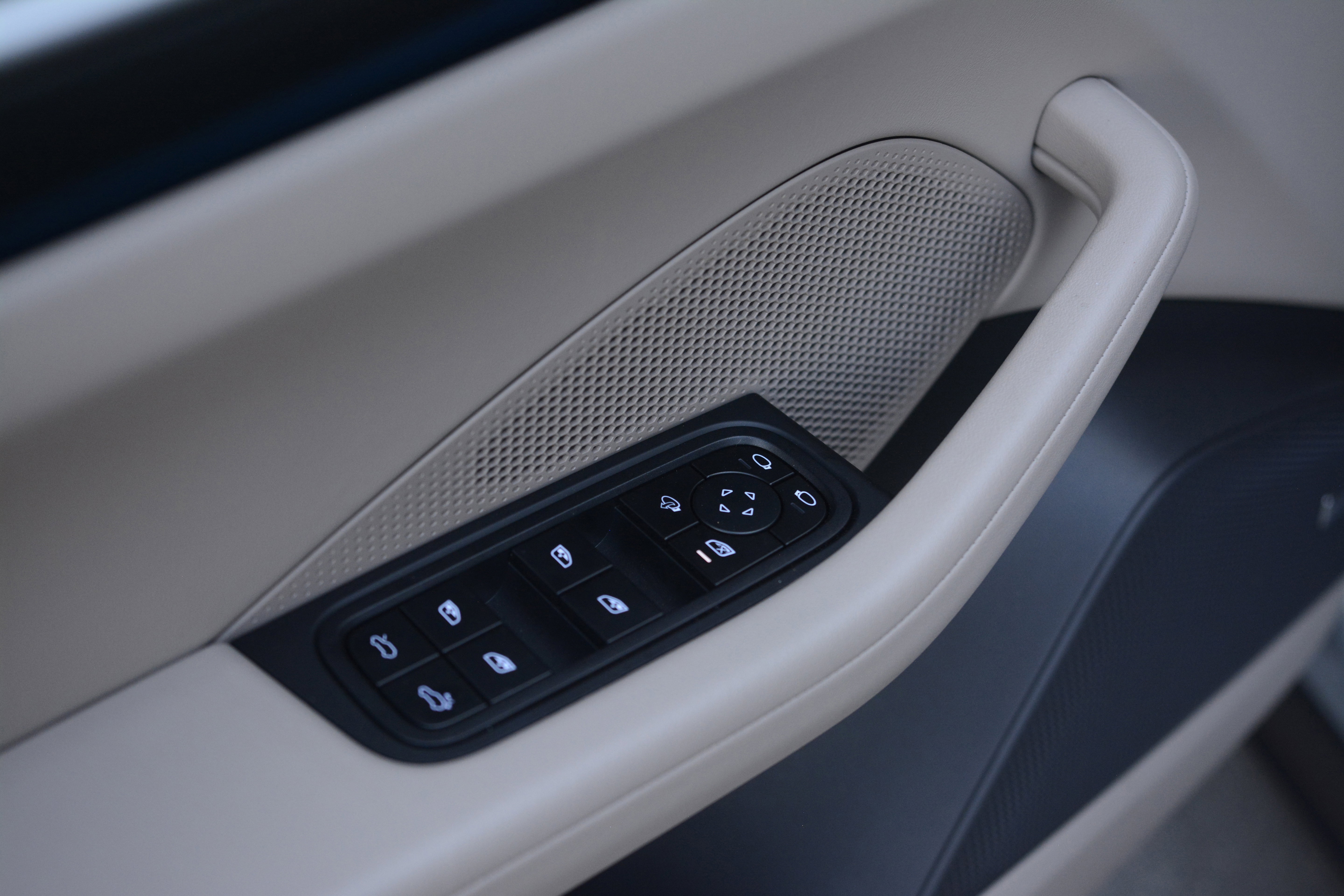 Certified 2025 Porsche Macan 4S Electric image 15