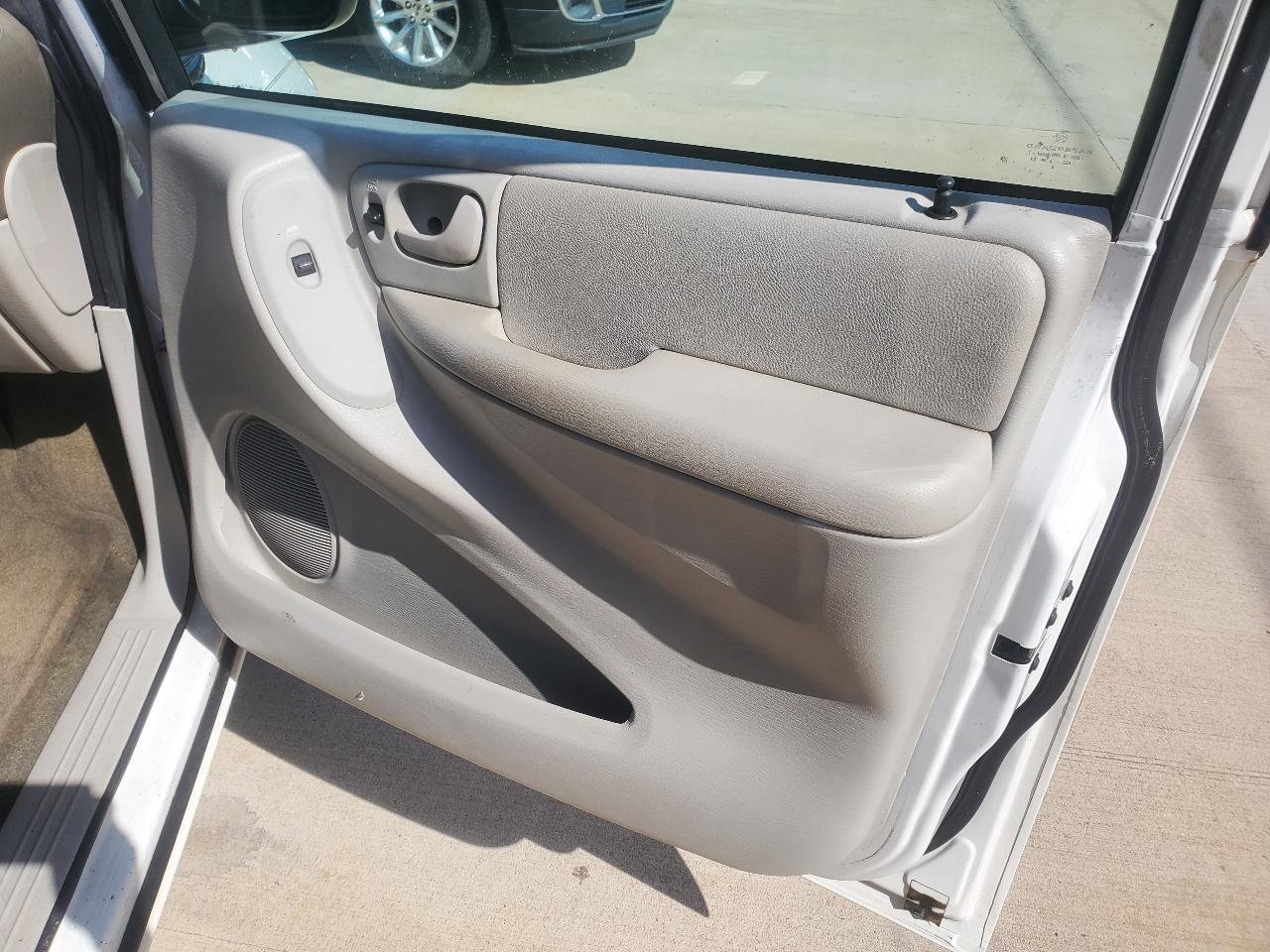 Used 2006 Chrysler Town & Country Limited w/ Popular Equipment Group I FWD image 6