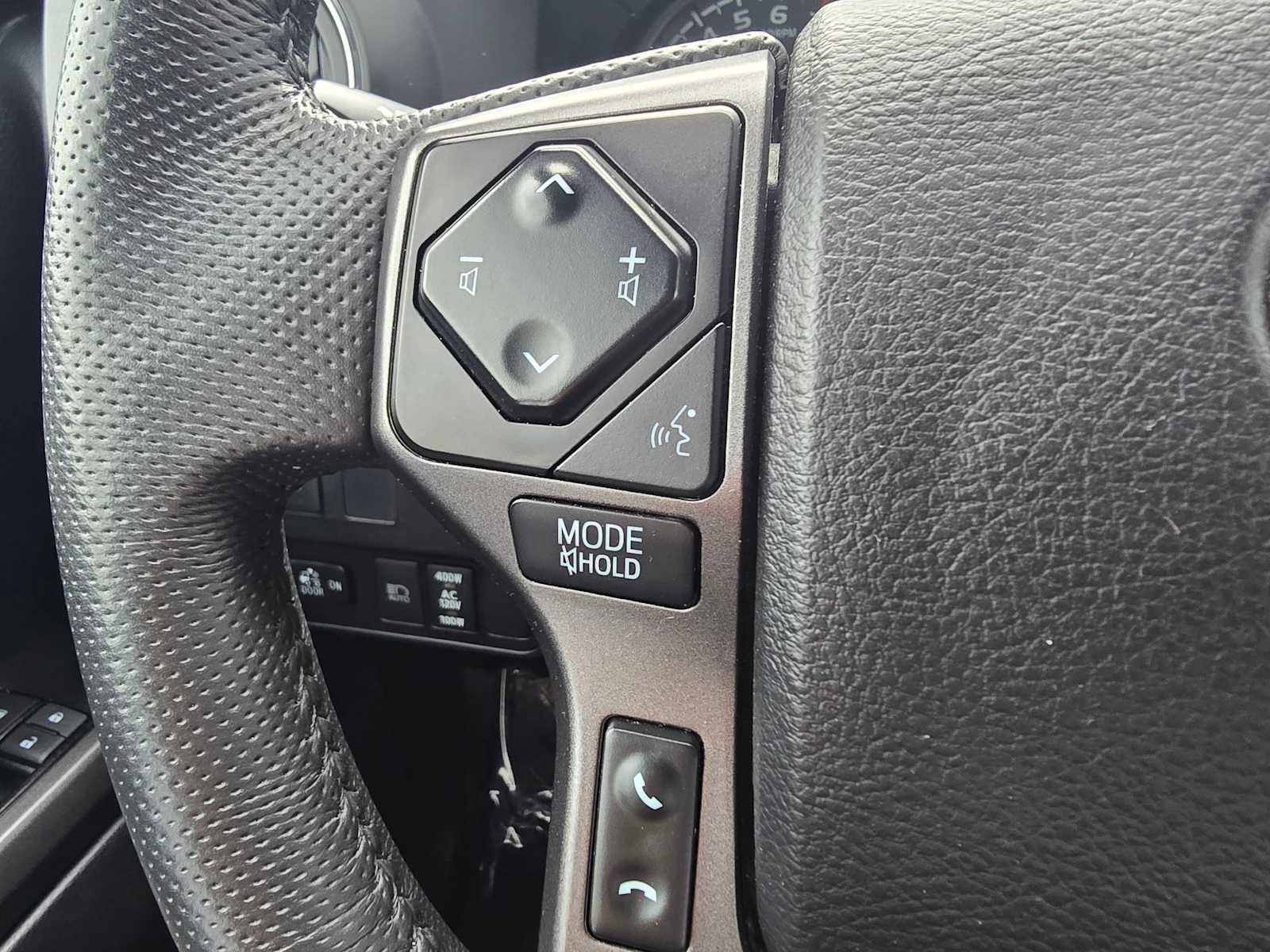 Used 2022 Toyota Tacoma TRD Sport w/ Technology Package image 31
